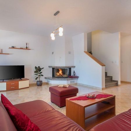 Ferienhaus Mary Liznjan Bagian luar foto