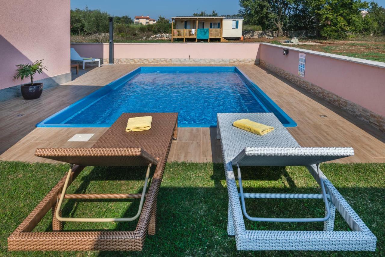 Ferienhaus Mary Liznjan Bagian luar foto