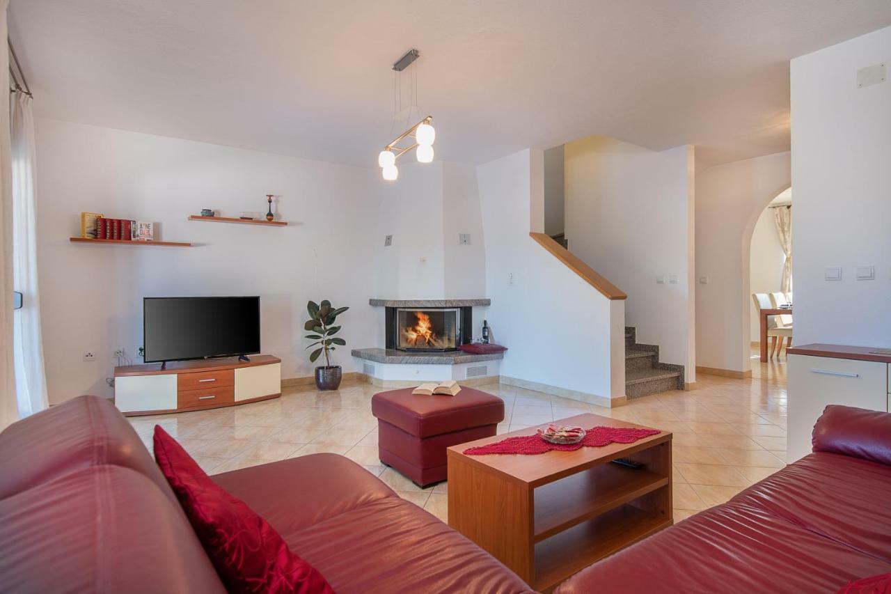 Ferienhaus Mary Liznjan Bagian luar foto