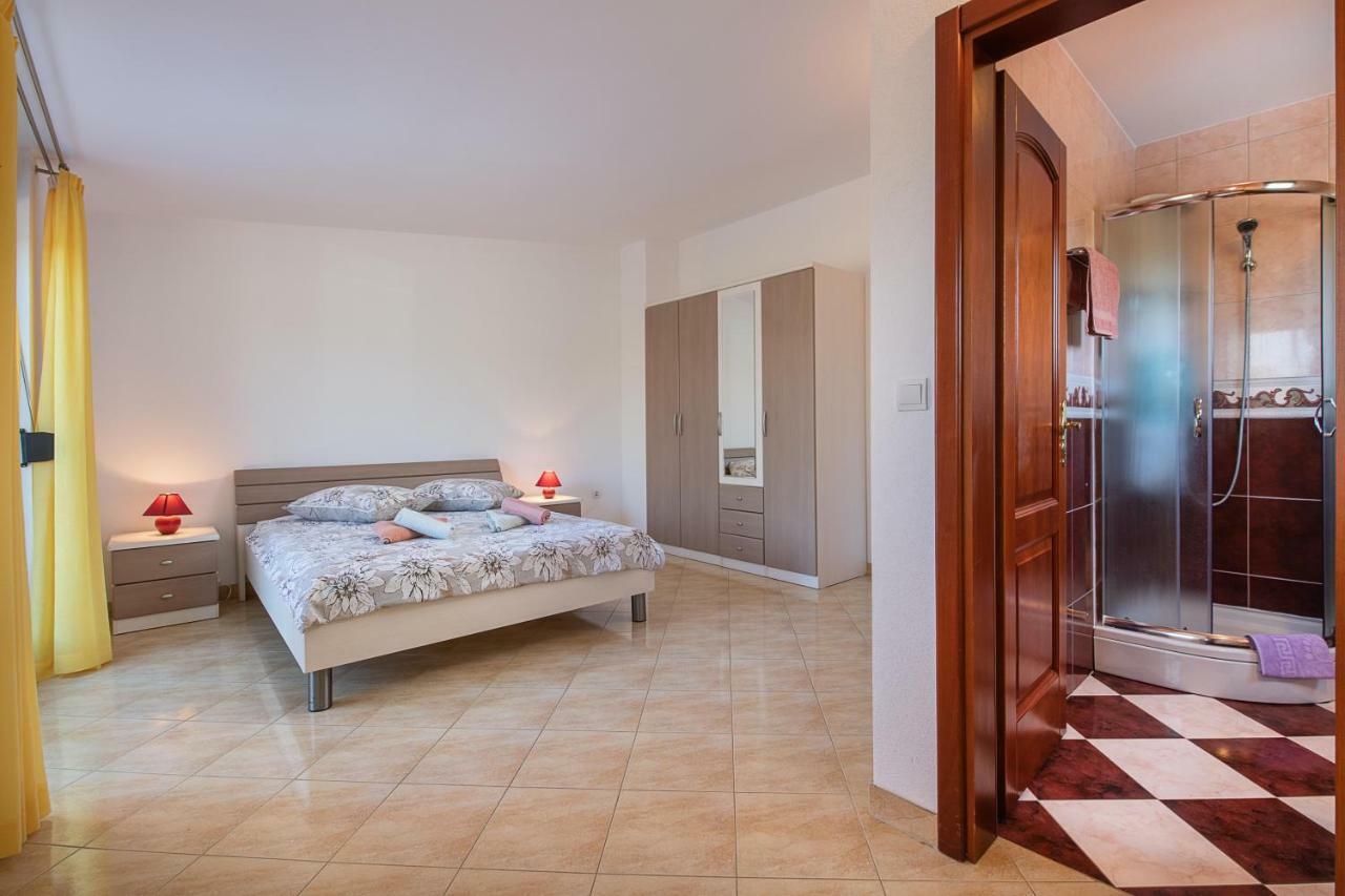 Ferienhaus Mary Liznjan Bagian luar foto